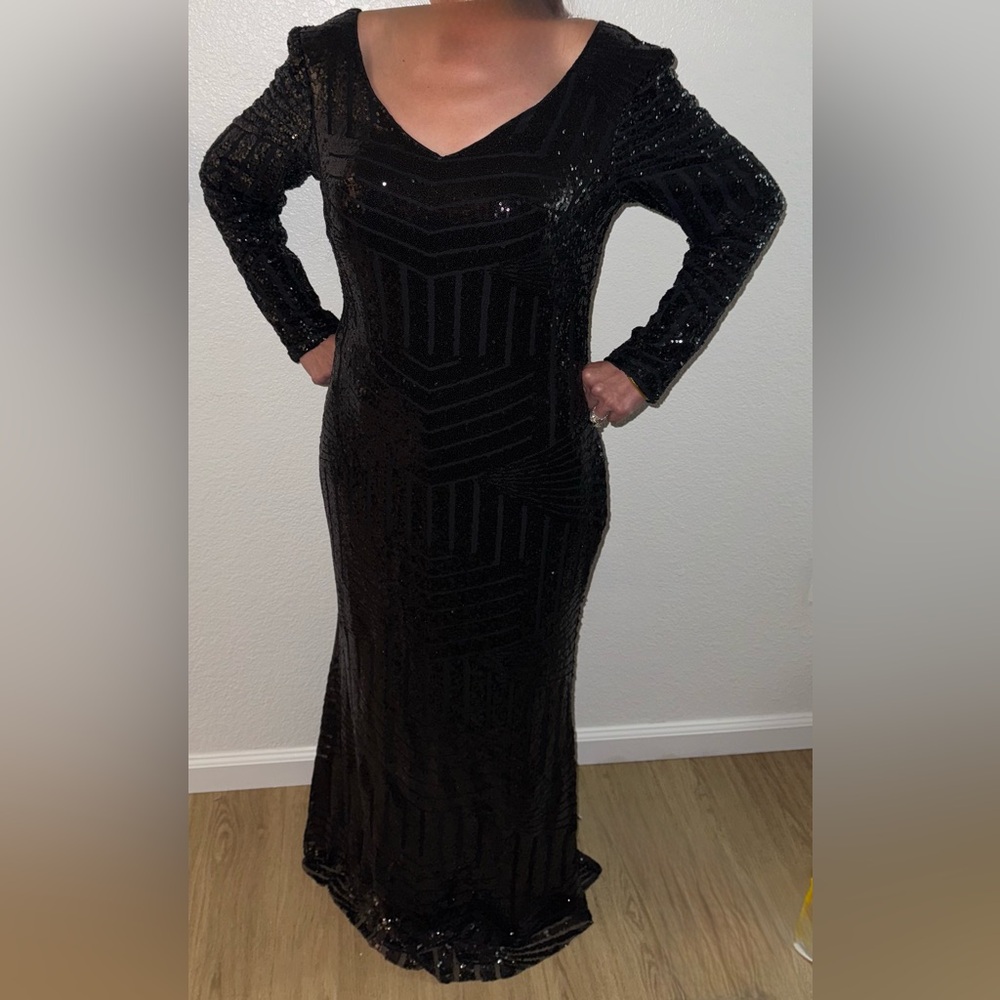 Elegant Black Sequin Evening Gown - Picture 3 of 4